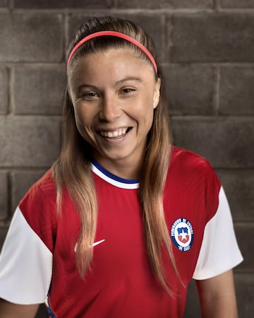 Nike presentó la nueva camiseta de la Roja de cara a sus próximos desafíos: Copa América y Eliminatorias rumbo a Qatar 2022, así como también la Roja femenina.