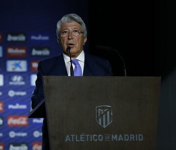 El presidente del Atlético de Madrid Erique Cerezo presentado al nuevo jugador del club rojiblanco. 