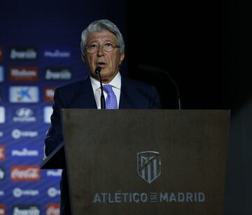 El presidente del Atl¨¦tico de Madrid Erique Cerezo presentado al nuevo jugador del club rojiblanco.