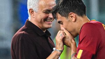 AS Roma's Argentinian forward Paulo Dybala (R) jokes with AS Roma's Portuguese coach Jose Mourinho as he is being substituted during the Italian Serie A football match between AS Roma and Monza on August 30, 2022 at the Olympic stadium in Rome. (Photo by Alberto PIZZOLI / AFP)