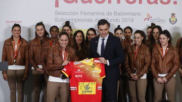 Pedro S¨¢nchez, a las Guerreras: "Vuestra plata sabe a oro"