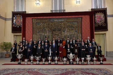 El rey Felipe y la reina Letizia posan con los galardonados para la foto de familia durante la ceremonia de entrega de los Premios Nacionales del Deporte correspondientes a 2023 y 2024 este miércoles en el Palacio de El Pardo de Madrid. 