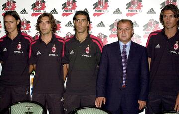 Foto de su presentación junto a los otros dos fichajes italianos de aquel verano de 2001, Paolo Maldini, Inzaghi y Rui Costa.