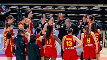 Las jugadoras de la Selección escuchan las instrucciones de Miguel Méndez, seleccionador nacional, antes del partido frente a Países Bajos de las Ventanas.