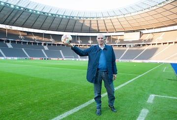 Tras su retirada de los terrenos de juego siguió ligado al club de su vida. Fue entrenador de las categorías inferiores del Athletic y además entrenador de porteros del primer equipo. Actualmente es embajador del club y hoy cumple 80 años.