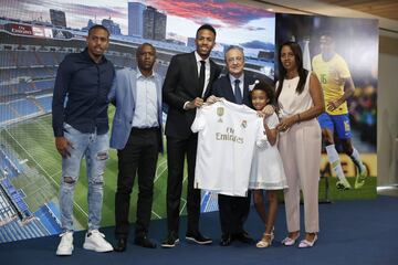 Posó con la camiseta blanca (sin dorsal) acompañado de Florentino Pérez, que le entregó como ya es tradición una réplica en plata del Santiago Bernabéu