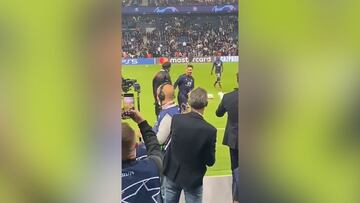 La reacci¨®n de Messi cuando vio que Ronaldinho estaba en la banda: reencuentro emocionante