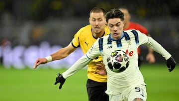 Dortmund's German defender #03 Waldemar Anton and Atalanta's Polish midfielder #59 Nicola Zalewski vie for the ball during the UEFA Champions League knockout round play-off first Leg football match between BVB Borussia Dortmund and Atalanta Bergamo in Dortmund, western Germany, on February 17, 2026. (Photo by INA FASSBENDER / AFP)