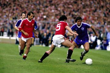 Michael Robinson (vestido de azul) luciendo los colores del Brighton and Hove Albion's, en un encuentro ante el Manchester United.