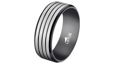 El anillo para hombre de Lotus, el regalo elegante que eleva la estética más buscada este verano