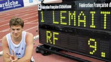 <b>Christophe Lemaitre</b> posa orgulloso con su histórica marca.