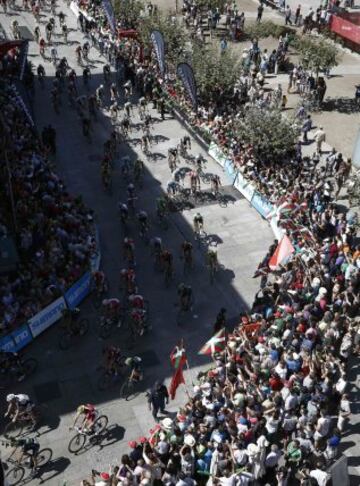 Vista general de la Plaza del Castillo de Pamplona con el pelotón a punto de comenzar la decimo primera etapa de la Vuelta Ciclista a España que con un recorrido de 151 kilómetros tiene su inicio en Pamplona y termina en el Santuario de San Miguel de Aralar.