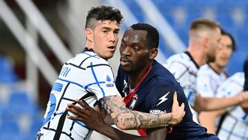 Crotone&#039;s Simy, right, and Inter Milan&#039;s Alessandro Bastoni in action during the Italian Serie A soccer match between Crotone and Inter Milan at the Ezio Scida Stadium in Crotone, Italy, Saturday, May 1, 2021. (Francesco Mazzitello/LaPresse Via 