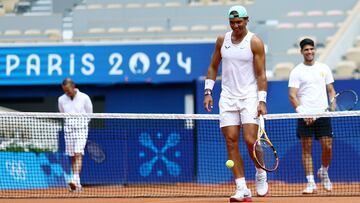 Paris 2024 Olympics - Tennis Training - Roland Garros Stadium, Paris, France - July 24, 2024. Rafael Nadal of Spain and Carlos Alcaraz of Spain during training. REUTERS/Edgar Su REFILE - CORRECTING EVENT TEMPLATE