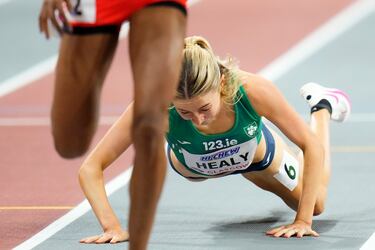 No será un día de grato recuerdo el de ayer para Sarah Healy. La irlandesa finalizó su participación en los Mundiales de atletismo bajo techo de Glasgow (Escocia) con un mal trago. Cuando se acercaba a la meta en la prueba de 1.500 sufrió una aparatosa caída y aterrizó con la cara en el tartán. Por suerte no sufrió grandes daños.