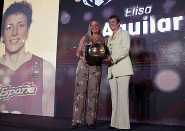 Elisa Aguilar recibe su galardón de manos de Raquel de Diego, Gerente de Patrocinios de CaixaBank.