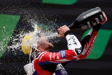 El británico Jake Dixon celebra en el podio después de ganar la carrera de Moto 2 del Gran Premio de Motociclismo de Cataluña en el autódromo de Cataluña en Montmeló.