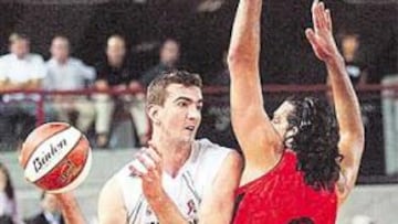 <b>OBJETIVO. </b>Los 221 centímetros de Sinanovic no pasan inadvertidos a la FEB.