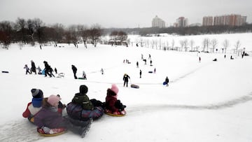 -FOTODELDÍA- MOSCÚ (RUSIA), 05/01/2021.- Niños montan en trineo y disfrutan de la nieve este martes en Moscú, Rusia. EFE/Maxim Shipenkov
