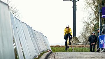 El ciclista belga Wout Van Aert reconoce el recorrido en la zona del Kapelmuur antes de la Omloop Nieuwsblad 2025.