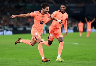 El jugador del Barcelona, Ferran Torres, celebra el 1-1 al Betis con Rashford. 

