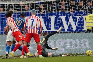 0-1. Centro de Nahuel Molina desde la derecha, el balón da en Álex Baena y se queda muerta en en área del Oviedo. Julián Alvarez, atento, controla, se zafa de Kwasi Sibo y dispara con la izquierda, raso, para superar a Aarón Escandell.
