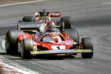 Con tres puntos de ventaja llegaba Niki Lauda sobre James Hunt a la última cita del campeonato en Fuji, a pesar del gravísimo accidente del austriaco en Nurburgring. En la clasificación el más rápido fue Andretti, con el británico segundo y Lauda, tercero. El diluvio sobre la pista japonesa hizo que el Ferrari se retirase en la segunda vuelta. Hunt, al que McLaren no dejó abandonar, acabó tercero, sumó cuatro puntos y se llevó el título por uno.