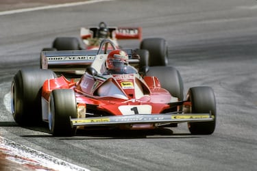 Con tres puntos de ventaja llegaba Niki Lauda sobre James Hunt a la última cita del campeonato en Fuji, a pesar del gravísimo accidente del austriaco en Nurburgring. En la clasificación el más rápido fue Andretti, con el británico segundo y Lauda, tercero. El diluvio sobre la pista japonesa hizo que el Ferrari se retirase en la segunda vuelta. Hunt, al que McLaren no dejó abandonar, acabó tercero, sumó cuatro puntos y se llevó el título por uno.