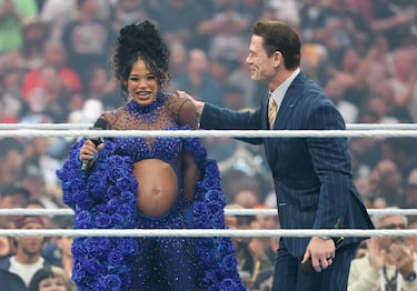 Bianca Belair recibe las felicitaciones del presentador John Cena tras anunciar su embarazo durante WrestleMania 42, celebrado en el Allegiant Stadium de Las Vegas.