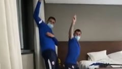 El cómico baile de Maripán y Medel antes de jugar con Bolivia