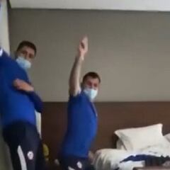 El cómico baile de Maripán y Medel antes de jugar con Bolivia