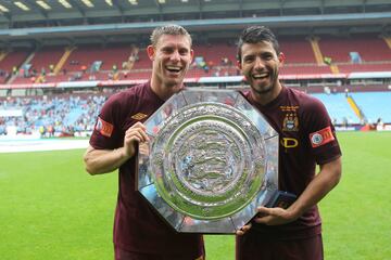 Sergio Agüero junto a James Milner con la primera Community Shield del argentino, en 2012.