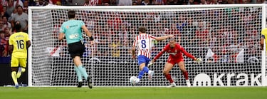 Giuliano presiona a Sergi Carmona y fuerza el error al defensa amarillo en su pase atrás para su portero, Luiz Lúcio. El balón le llega a Julián Álvarez que asiste sin mirar a Pablo Barrios para anotar.