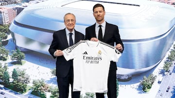 Xabi Alonso junto al presidente del Real Madrid, Florentino P¨¦rez.