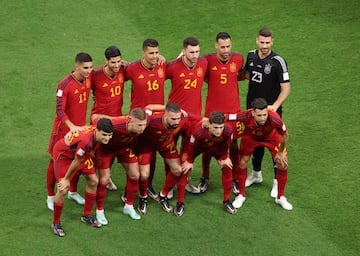 El once de España. De pie: Ferran Torres, Marco Asensio, Rodrigo Hernández, Aymeric Laporte, Sergio Busquets y Unai Simón. Agachados: Pedri, Dani Olmo, Dani Carvajal, Gavi y Jordi Alba.