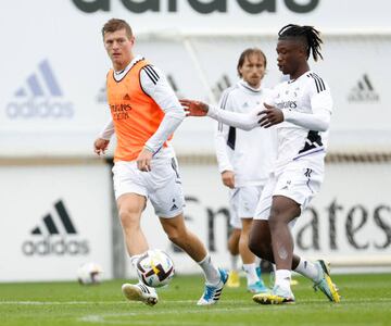 Kroos, que regresa, junto a Camavinga.