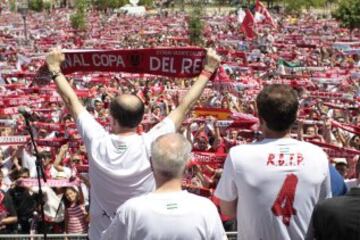 El presidente Pepe Castro se acercó hasta las instalaciones de la Pradera de San Isidro donde se concentró la afición del Sevilla.