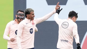 Lamine, saludando a Pedri en un entrenamiento del Barça.