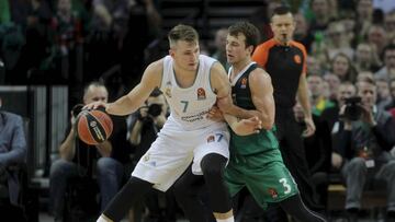KAUNAS (LITUANIA) 26/10/2017.- El base esloveno del Real Madrid Luka Doncic, intenta un uno contra uno frente al base canadiense del Zalgiris Kevin Pangos, en el encuentro de la Euroliga de baloncesto en Kaunas, Lituania, 26 de octubre de 2017. EFE/Valda Kalnina