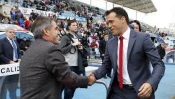 El entrenador del Getafe, Luis Garc&iacute;a (derecha), saluda a Paco Herrera.