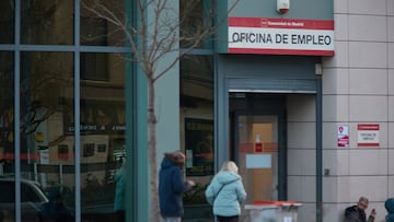 Dos personas en la puerta de la oficina del Servicio Público de Empleo Estatal (SEPE) de la calle de Méndez Álvaro, a 3 de enero de 2023, en Madrid (España). El paro registrado en las oficinas de los servicios públicos de empleo registró en 2022 un descenso de 268.252 personas (-8,6%), hasta un total de 2.837.635 desempleados, la menor cifra en un cierre de año desde el ejercicio 2007. Con el descenso registrado en 2022 el paro encadena dos años consecutivos de retrocesos tras el contabilizado en 2021, cuando se experimentó una caída récord de 782.232 desempleados por el fin de las restricciones asociadas a la pandemia. Las comunidades autónomas de Madrid y Andalucía lideran el descenso del paro en 2022.
03 ENERO 2023;SEPE;PARO;15 AÑOS;PERSONAS;BAJA;PARO;DESEMPLEO;TRABAJO
Jesús Hellín   / Europa Press
03/01/2023