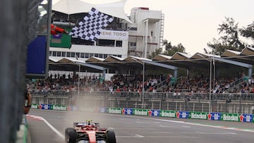 La bandera de cuadros ondea ante el paso de Carlos Sainz por la línea de meta para ganar el GP de México.