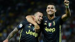 Juventus&#039; Portuguese forward Cristiano Ronaldo (R) celebrates with teammate Juventus&#039; Italian forward Federico Bernardeschi (L) during the Italian Serie A football match between Frosinone and Juventus Turin on September 23, 2018 at the Benito-St