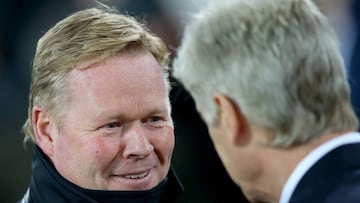 Ronald Koeman saluda a Arsene Wenger.