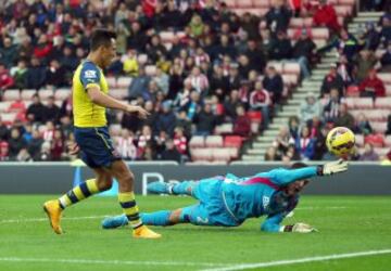 Alexis Sánchez convirtiendo el 2-0 para el Arsenal.