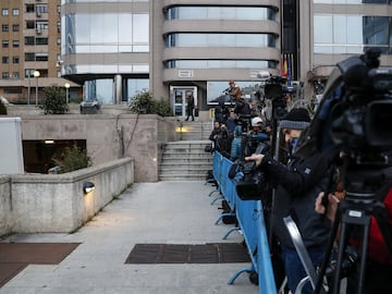 Máxima expectación de los medios de comunicación antes de la llegada de Cristiano Ronaldo y Xabi Alonso a la Audiencia Provincial de Madrid.