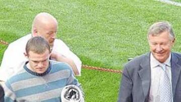 <b>EN CARRINGTON.</b> Rooney llegó junto a Ferguson y Mike Stone, jefe de los servicios médicos del United.