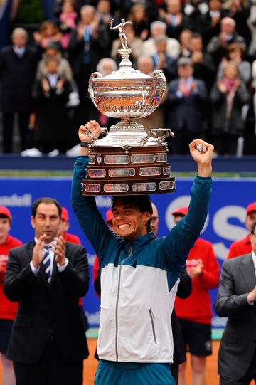 Nadal levanta el trofeo tras ganar la final contra Nicol芍s Almagro en en Conde de God車 de 2013.