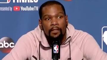 La viral contestación de Kevin Durant a la peineta de Perkins en plena conferencia de prensa