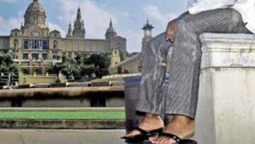 <b>CENTENARIO. </b>Carlos Kameni posa para AS en las fuentes mágicas de Montjuïc. Está como en casa.